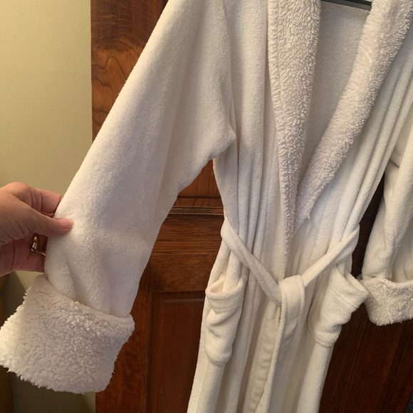 POTTERY BARN, Long Robe, Ecru or Cream color. Size Small. 100 percent polyester. - Picture 4 of 7
